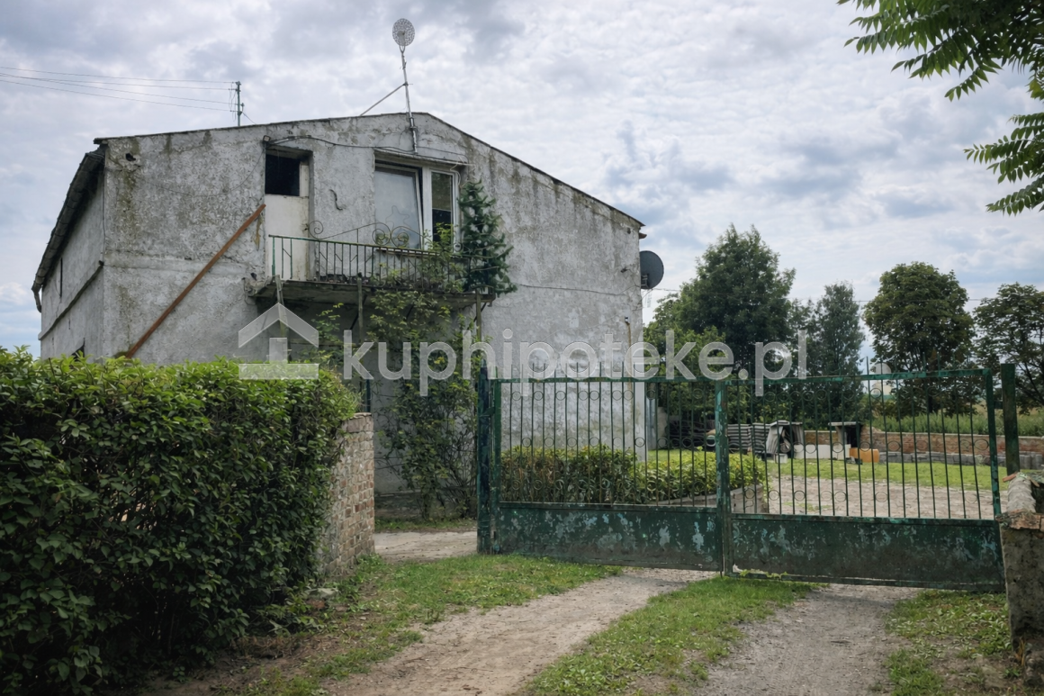 Budynek mieszkalny z działką i metalową bramą, sprzedaż wierzytelności hipotecznej
