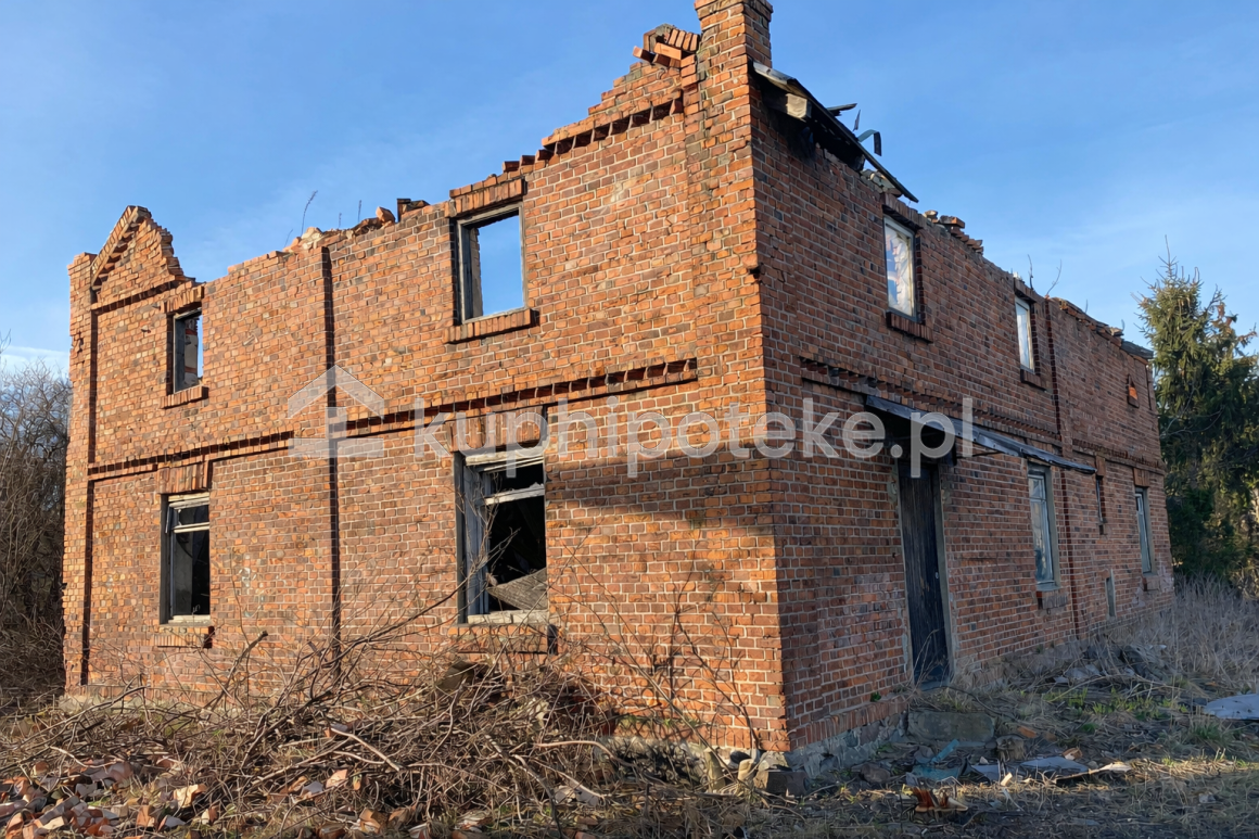 Ceglany dom bez dachu, sprzedaż wierzytelności hipotecznej