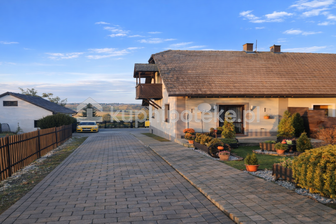 Dom, podjazd, balkon, drzewo 