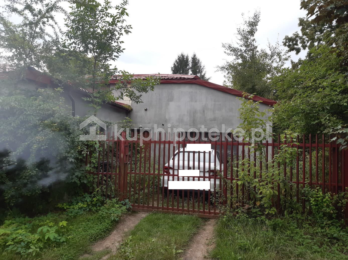 Dom ogrodzny płotem w Wodziradach- sprzedaż długu kuphipoteke