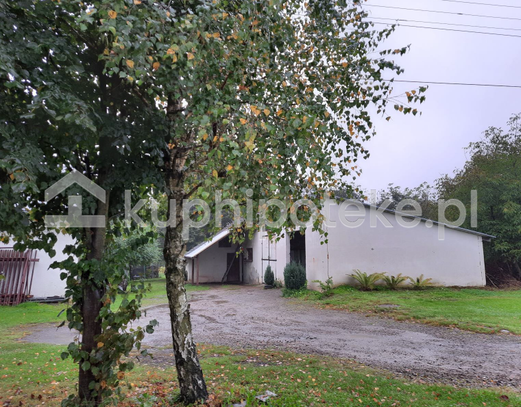 Zespół budynków gospodarczych w Kierlikówce, widok na zespół obiektów - sprzedaż wierzytelności hipotecznej.