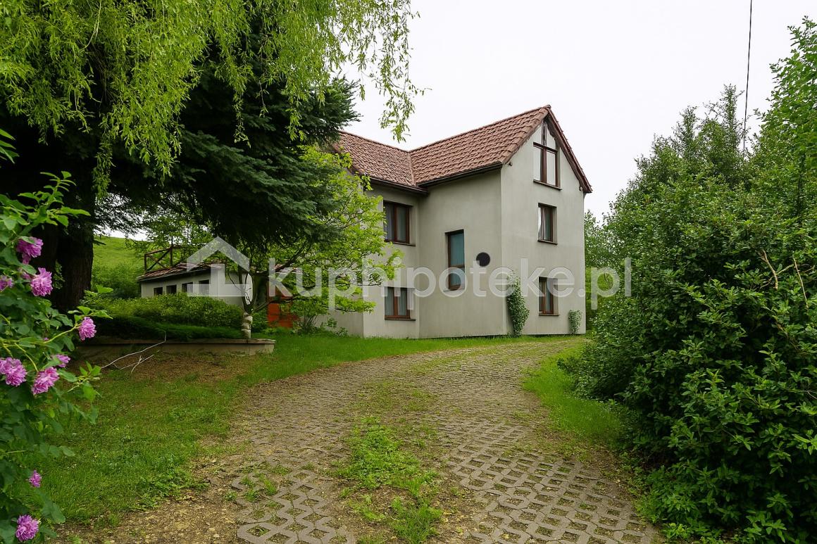 Trzykondygnacyjny dom jednorodzinny w miejscowości Mojesz widok od ogrodu - sprzedaż wierzytelności hipotecznej.