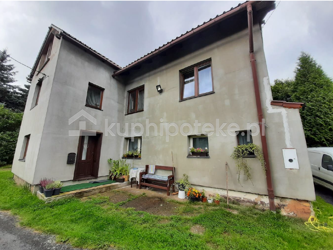 Trzykondygnacyjny dom jednorodzinny w miejscowości Mojesz widok od ogrodu - sprzedaż wierzytelności hipotecznej.