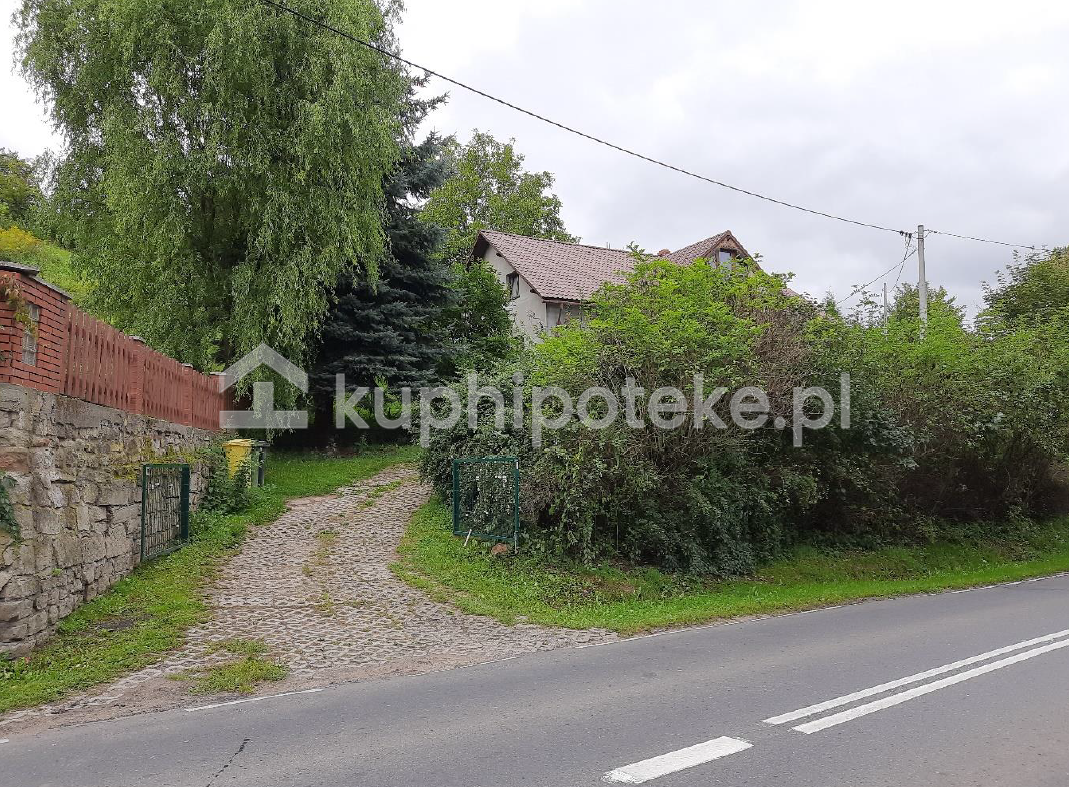 Dom jednorodzinny w miejscowości Mojesz widok na wjazd do posesji- sprzedaż wierzytelności hipotecznej.