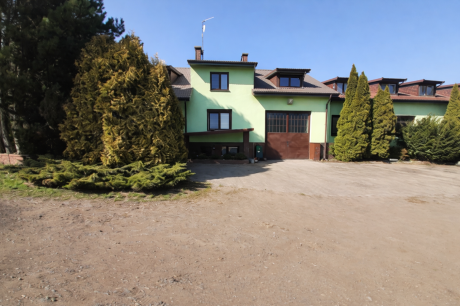 Duży dom i budynki rolnicze w Rowiskach, województwo mazowieckie