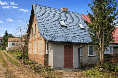 Bliźniak z poddaszem do aranżacji i budynkiem gospodarczym – kameralne Rzęcino, tuż przy parku